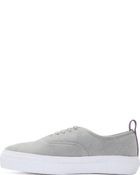 graue Wildleder niedrige Sneakers