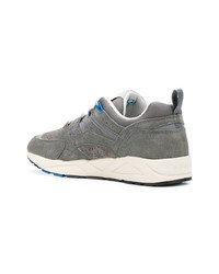 graue Wildleder niedrige Sneakers von Karhu