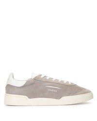 graue Wildleder niedrige Sneakers von Ghoud