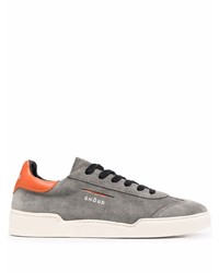 graue Wildleder niedrige Sneakers von Ghoud