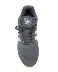 graue Wildleder niedrige Sneakers von adidas