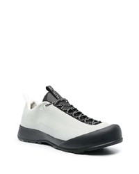 graue Wildleder niedrige Sneakers von Arc'teryx