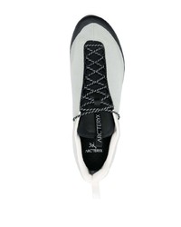 graue Wildleder niedrige Sneakers von Arc'teryx