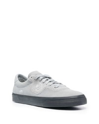 graue Wildleder niedrige Sneakers von Converse