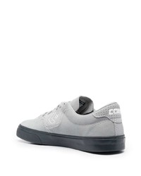 graue Wildleder niedrige Sneakers von Converse