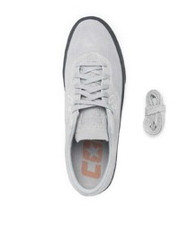 graue Wildleder niedrige Sneakers von Converse