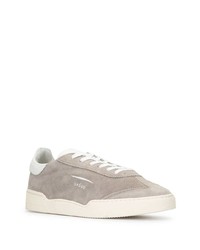 graue Wildleder niedrige Sneakers von Ghoud