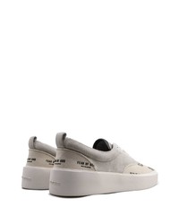 graue Wildleder niedrige Sneakers von Fear Of God