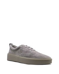 graue Wildleder niedrige Sneakers von Fear Of God