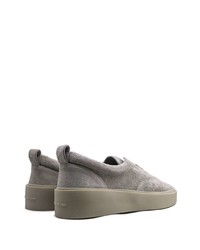 graue Wildleder niedrige Sneakers von Fear Of God