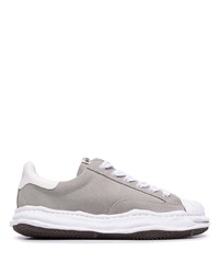 graue Wildleder niedrige Sneakers von Maison Mihara Yasuhiro