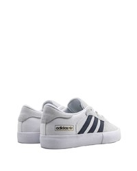 graue Wildleder niedrige Sneakers von adidas