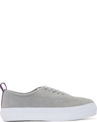 graue Wildleder niedrige Sneakers