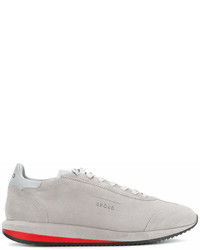 graue Wildleder niedrige Sneakers