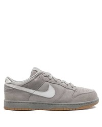 graue Wildleder niedrige Sneakers von Nike