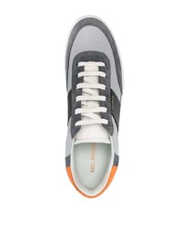 graue Wildleder niedrige Sneakers von Axel Arigato
