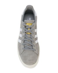 graue Wildleder niedrige Sneakers von adidas