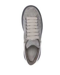 graue Wildleder niedrige Sneakers von Alexander McQueen