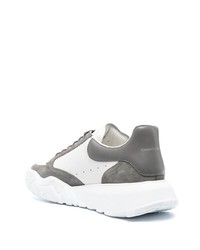 graue Wildleder niedrige Sneakers von Alexander McQueen