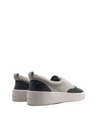 graue Wildleder niedrige Sneakers von Fear Of God