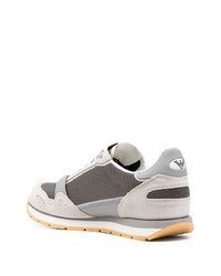graue Wildleder niedrige Sneakers von Emporio Armani