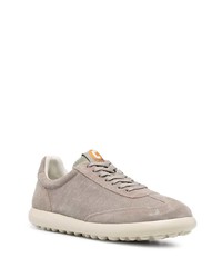 graue Wildleder niedrige Sneakers von Camper