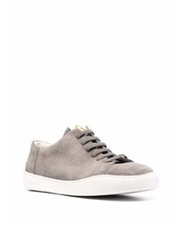 graue Wildleder niedrige Sneakers von Camper