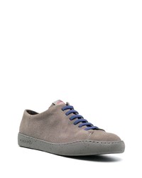 graue Wildleder niedrige Sneakers von Camper