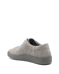 graue Wildleder niedrige Sneakers von Camper