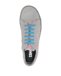 graue Wildleder niedrige Sneakers von Camper