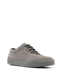 graue Wildleder niedrige Sneakers von Camper