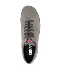 graue Wildleder niedrige Sneakers von Camper