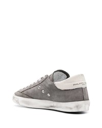 graue Wildleder niedrige Sneakers von Philippe Model Paris