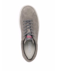 graue Wildleder niedrige Sneakers von Camper