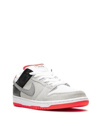 graue Wildleder niedrige Sneakers von Nike