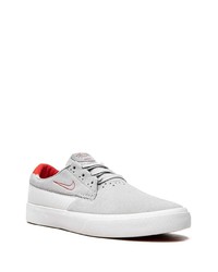 graue Wildleder niedrige Sneakers von Nike