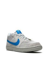 graue Wildleder niedrige Sneakers von Nike