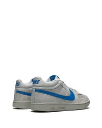 graue Wildleder niedrige Sneakers von Nike