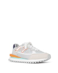 graue Wildleder niedrige Sneakers von Axel Arigato