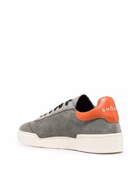 graue Wildleder niedrige Sneakers von Ghoud