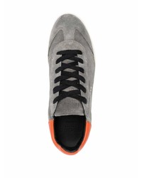 graue Wildleder niedrige Sneakers von Ghoud