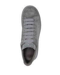 graue Wildleder niedrige Sneakers von Alexander McQueen