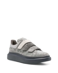 graue Wildleder niedrige Sneakers von Alexander McQueen