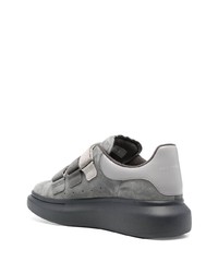 graue Wildleder niedrige Sneakers von Alexander McQueen