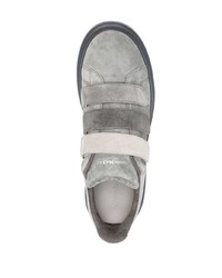 graue Wildleder niedrige Sneakers von Alexander McQueen