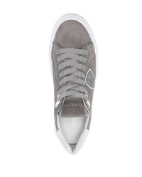 graue Wildleder niedrige Sneakers von Philippe Model Paris