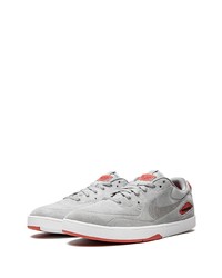 graue Wildleder niedrige Sneakers von Nike