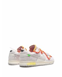 graue Wildleder niedrige Sneakers von Nike