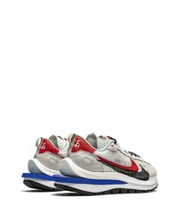 graue Wildleder niedrige Sneakers von Nike