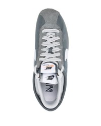 graue Wildleder niedrige Sneakers von Nike